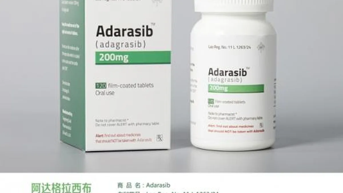 药师核对患者用药清单，评估阿达格拉西布相互作用